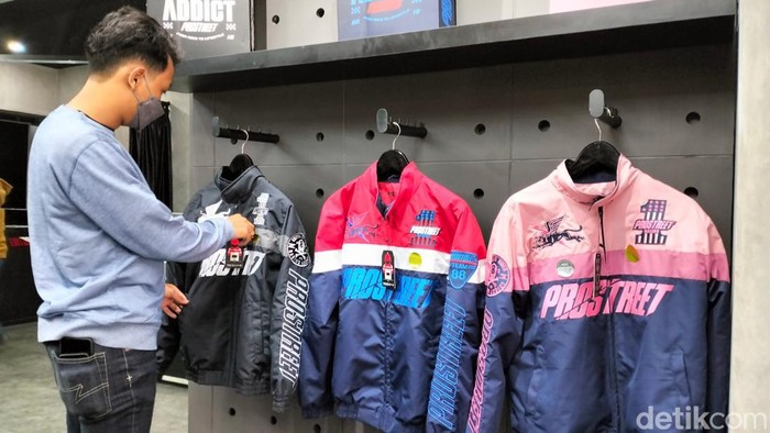 Pengunjung toko tengah memilih produk Prostreet