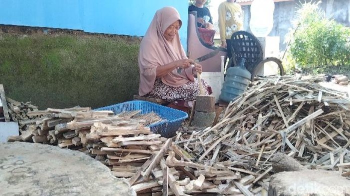 Perajin tusuk sate di Majalengka.