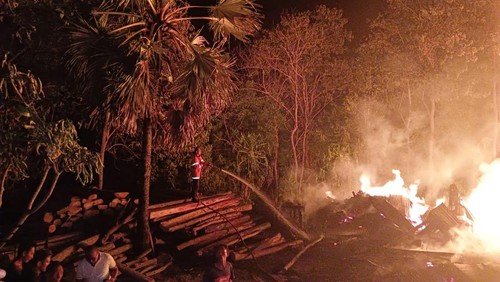 Peristiwa kebakaran gudang kayu seluas 4 are milik Nengah Nu awalnya diketahui oleh korban pada pukul 00.15 Wita.