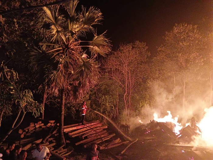 Peristiwa kebakaran gudang kayu seluas 4 are milik Nengah Nu awalnya diketahui oleh korban pada pukul 00.15 Wita.