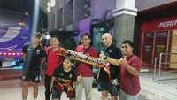 Pelatih Bernardo Tavares menyempatkan diri melakukan foto bersama dengan sejumlah penggemar usai latihan di Stadion Segiri, Samarinda. Tampak Tavares menikmati momen bersama suporter setia tim Juku Eja.  (Foto: detikcom/Muhammad Budi Kurniawan)