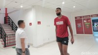 Bek PSM Makassar Yuran Lopes bakal menggalang lini pertahanan tim Juku Eja.  Terlihat bek jangkung ini berjalan santai setelah melakukan latihan di Stadion Segiri, Samarinda. (Foto: detikcom/Muhammad Budi Kurniawan)