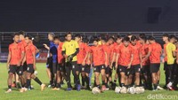 Skuad Borneo FC juga melakukan persiapan jelang melawan PSM Makassar. Tim Pesut Etam menatap laga ini dengan tren positif yang mana mereka mengalahkan Rans Nusantara FC dengan skor 3-0 di babak penyisihan grup. Borneo juga punya tren positif lainnya yakni belum pernah kalah dari PSM sejak 2018.  (Foto: detikcom/Muhammad Budi Kurniawan)