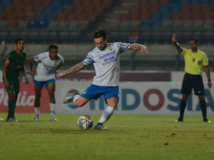 Persib Bandung vs PSS Sleman.