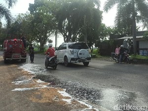 Makan Korban, Tumpahan Solar di Jalan Raya Demak Dibersihkan Petugas Damkar