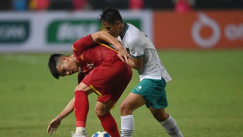 Pesepak bola Tim Nasional Indonesia U-19 Dimas Juliono (kanan) berebut bola dengan pesepak bola Tim Nasional Vietnam U-19 Nguyen Hong Phuc dalam laga penyisihan Grup A Piala AFF U-19 2022 di Stadion Patriot Candrabhaga, Bekasi, Jawa Barat, Sabtu (2/7/2022). ANTARA FOTO/Aditya Pradana Putra/rwa.