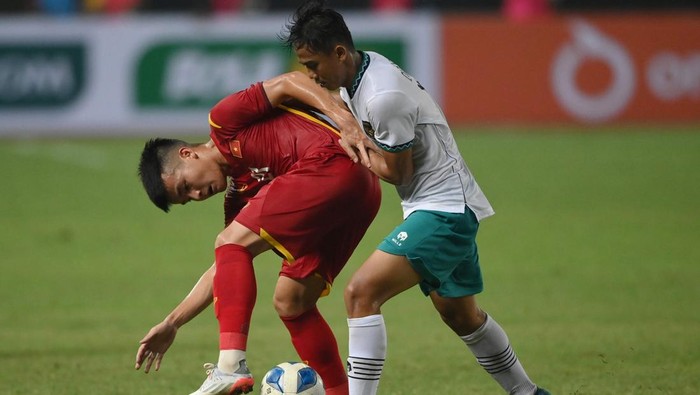 Pesepak bola Tim Nasional Indonesia U-19 Dimas Juliono (kanan) berebut bola dengan pesepak bola Tim Nasional Vietnam U-19 Nguyen Hong Phuc dalam laga penyisihan Grup A Piala AFF U-19 2022 di Stadion Patriot Candrabhaga, Bekasi, Jawa Barat, Sabtu (2/7/2022). ANTARA FOTO/Aditya Pradana Putra/rwa.