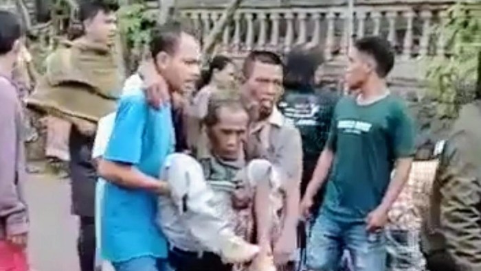 Pikap muat pekerja petik kopi terbalik di Bondowoso