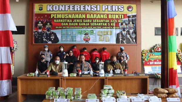 Polres Jakpus sita sabu senilai Rp 48 miliar dari 4 kasus berbeda. Hal itu disampaikan Kapolres Metro Jakpus Kombes Komarudin dalam konferensi pers, Sabtu (2/7/2022).
