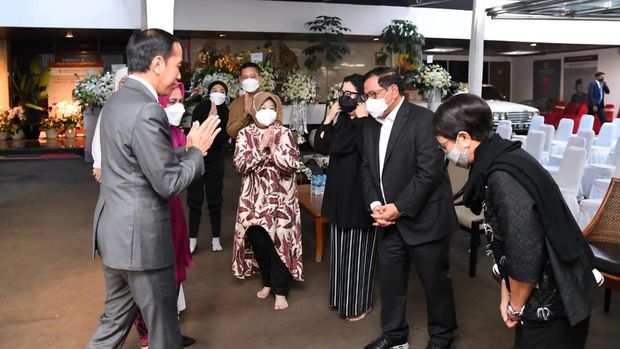 Presiden Joko Widodo (Jokowi) dan Ibu Negara Iriana Jokowi takziah ke rumah duka MenPAN-RB Tjahjo Kumolo di Kompleks Menteri Widya Chandra, Jakarta, Sabtu (2/7/2022).  (Foto: Lukas - Biro Pers Sekretariat Presiden)