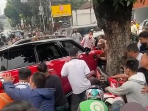 Polisi Jelaskan Penyebab MINI Cooper Tabrak Hingga Gencet 2 Motor