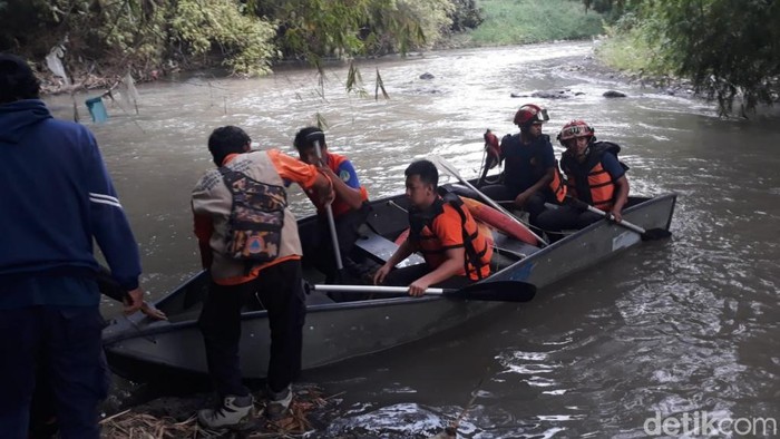 Proses pencarian dan evakuasi bocah tenggelam di Sungai Gembong, Kota Pasuruan