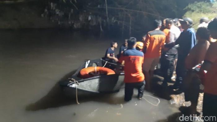 Proses pencarian dan evakuasi bocah tenggelam di Sungai Gembong, Kota Pasuruan