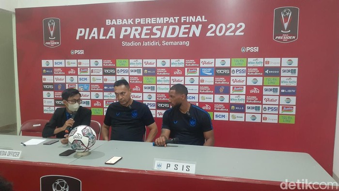 Sergio Alexandre dan Alie Sesay dalam konferensi pers jelang pertandingan PSIS Semarang vs Bhayangkara FC.