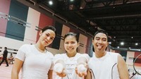 Raisa bersama Greysia Polii dan Vidi Aldiano usai latihan bulu tangkis. Foto: Instagram Vidi Aldiano