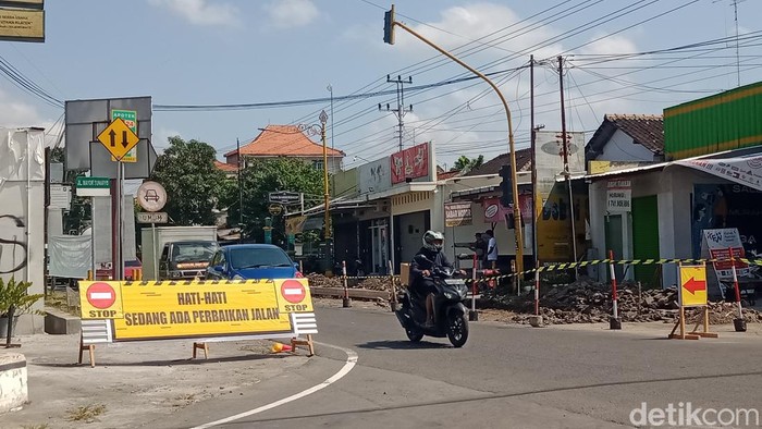 Ruas jalan Mayor Sunaryo, Klaten diperbaiki, Sabtu (2/7/2022).