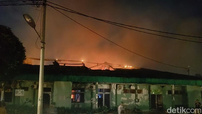 Rumah Sakit Putri Hijau Medan terbakar. (Goklas Wisely/detikSumut).