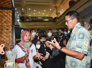Traktir Pengunjung Mall di DIY, Sandiaga Borong Es Dawet Pelaku UMKM