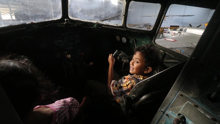 Sensasi Sehari Jadi 'Pilot' di Museum Dirgantara Yogyakarta Sejumlah pengunjung mengamati pesawat terbang koleksi Museum Pusat TNI AU Dirgantara Mandala di Bantul, DI Yogyakarta, Jumat (1/7/2022). Museum Alutsista Udara yang mengabadikan peristiwa bersejarah dalam lingkup TNI AU tersebut menjadi salah satu pilihan tujuan wisata pengunjung dari sejumlah daerah saat musim libur panjang sekolah. ANTARA FOTO/Prasetia Fauzani/YU