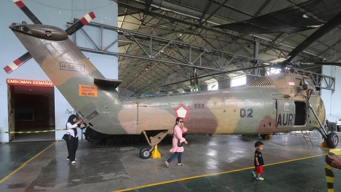 Sejumlah pengunjung mengamati pesawat terbang koleksi Museum Pusat TNI AU Dirgantara Mandala di Bantul, DI Yogyakarta, Jumat (1/7/2022). Museum Alutsista Udara yang mengabadikan peristiwa bersejarah dalam lingkup TNI AU tersebut menjadi salah satu pilihan tujuan wisata pengunjung dari sejumlah daerah saat musim libur panjang sekolah. ANTARA FOTO/Prasetia Fauzani/YU