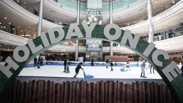 Sejumlah pengunjung bermain ice skating di Margocity, Depok, Jawa Barat, Sabtu (2/7/2022). 