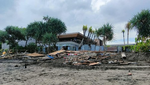 Suasana di sekitar proyek Holywings di Bali, beberapa waktu lalu. Meski sejumlah outlet-nya di beberapa daerah ditutup, proyek pembangunan klub Holywings di Desa Tibubeneng, Kuta Utara, Badung, Bali, dipastikan jalan terus.