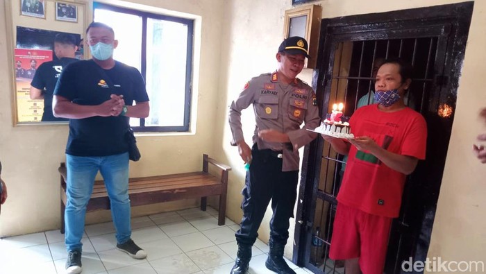 Tahanan Polsek Sempu ultah di Hari Bhayangkara