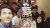 Nongkrong makan kentang goreng dan fried chicken di McDonalds, Tegar tampak bahagia bersama teman-temannya.