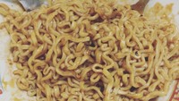 Saat popularitas mi pedas merek Samyang tengah melambung, Tegar tak ketinggalan mencicipi. Uniknya ia minta mie ini dimasak di warteg!