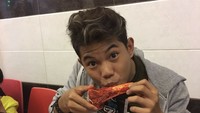 Jalan-jalan ke Singapura, Tegar berkesempatan cicip kuliner tulang merah. Ia tampak begitu menikmati momennya.