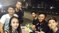 Supper bersama Teman2, tulis Tegar di Instagramnya pada tahun 2017. Terlihat dirinya yang masih sangat muda sedang menikmati sate taichan.
