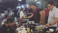 Kumpul bareng teman dan rekan kerjanya, Tegar tampak berada di restoran steamboat. Hidangan ini makin enak dinikmati bersama-sama.