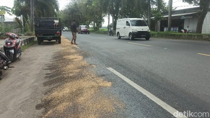 Tumpahan solar di Jalan Raya Kudus-Demak Desa Mranak, Demak, Jawa Tengah, Sabtu (2/7/2022).