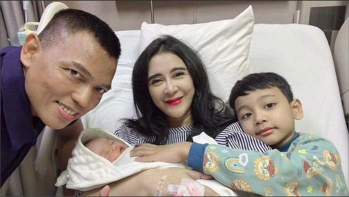 Uut Permatasari lahirkan anak kedua