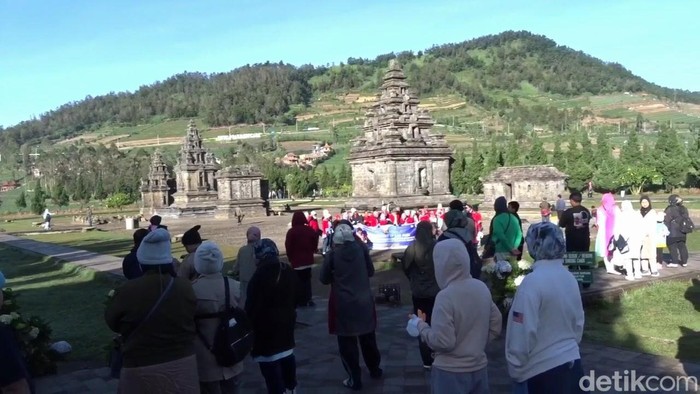 Wisatawan ramai di Candi Arjuna Dieng, Sabtu (2/7/2022).