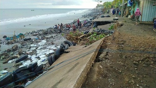 Akses jalan warga yang amblas tergerus abrasi, di Pantai Pebuahan, Desa Banyubiru, Kecamatan Negara, Jembrana Bali, Minggu (3/7/2022). a