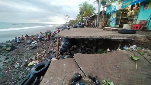 Akses jalan warga yang amblas tergerus abrasi, di Pantai Pebuahan, Desa Banyubiru, Kecamatan Negara, Jembrana Bali, Minggu (3/7/2022).