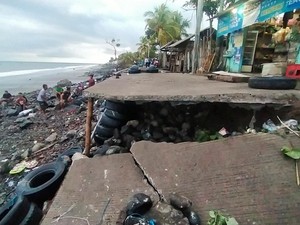 Jalan di Pesisir Pebuahan Amblas, Warga Pilih Akses Tegalan Orang