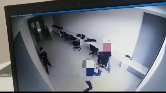 Aksi pelaku penganiayaan di Makassar terekam CCTV.