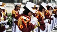 Sejumlah polisi cilik berdoa sebelum tampil dalam memeriahkan HUT ke-76 Bhayangkara di kawasan Hari Bebas Kendaraan Bermotor (HBKB) atau Car Free Day Bundaran Hotel Indonesia, Jakarta, Minggu, (3/7/2022).