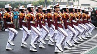 Aksi polisi cilik baris-berabris di kawasan CFD ini begitu menarik perhatian warga.
