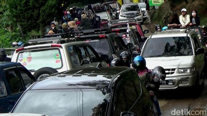Antrean kendaraan di kawasan Dieng, Minggu (3/7/2022). Banyak pelancong berdatangan karena penasaran dengan fenomena embun es.