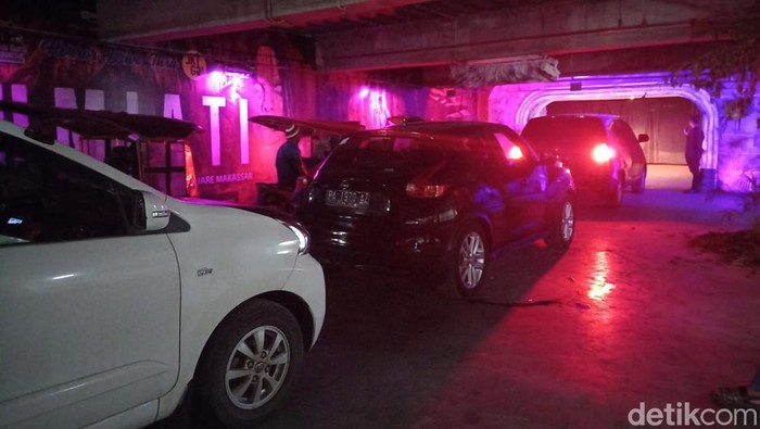Antrean kendaraan yang hendak masuk ke Rumah Hantu Sumiati. Wisata horor Makassar ini hadir di area parkir Panakkukang Square Mall, Makassar.
