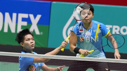 Apriyani Rahayu, left, and Siti Fadia Silva Ramadanti of Indonesia play against Chinas Zhang Shu Xian and Zheng Yu during their womens doubles final match at the Malaysia Open badminton tournament at Bukit Jalil Axiata Arena in Kuala Lumpur, Malaysia, Sunday, July 3, 2022. (AP Photo/Vincent Thian)
