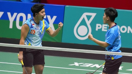 Apriyani Rahayu, left, and Siti Fadia Silva Ramadanti of Indonesia play against Chinas Zhang Shu Xian and Zheng Yu during their womens doubles final match at the Malaysia Open badminton tournament at Bukit Jalil Axiata Arena in Kuala Lumpur, Malaysia, Sunday, July 3, 2022. (AP Photo/Vincent Thian)