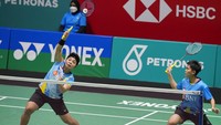 Pertandingan kedua di nomor ganda putri ada duel wakil Indonesia vs Wakil China, Apriyani Rahayu/Siti Fadia Silva Ramadhanti hadapi Zhang Shu Xian/Zheng Yu.