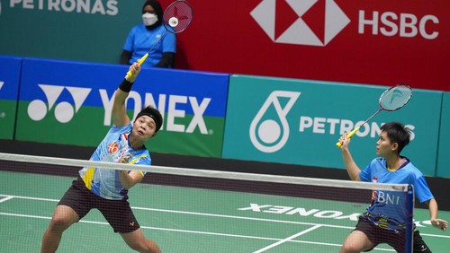 Apriyani Rahayu, left, and Siti Fadia Silva Ramadanti of Indonesia play against Chinas Zhang Shu Xian and Zheng Yu during their womens doubles final match at the Malaysia Open badminton tournament at Bukit Jalil Axiata Arena in Kuala Lumpur, Malaysia, Sunday, July 3, 2022. (AP Photo/Vincent Thian)