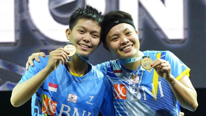 Apri/Fadia Juara Ganda Putri Malaysia Open 2022 Apriyani Rahayu, left, and Siti Fadia Silva Ramadanti of Indonesia play against China's Zhang Shu Xian and Zheng Yu during their women's doubles final match at the Malaysia Open badminton tournament at Bukit Jalil Axiata Arena in Kuala Lumpur, Malaysia, Sunday, July 3, 2022. (AP Photo/Vincent Thian)