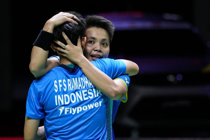 JAKARTA, INDONESIA - JUNE 11: Apriyani Rahayu (R) and Siti Fadia Silva Ramadhanti of Indonesia celebrate the victory in the Womens Doubles semi finals match against Pearly Tan and Thinaah Muralitharan of Malaysia on day five of the Daihatsu Indonesia Masters at Istora Senayan on June 11, 2022 in Jakarta, Indonesia. (Photo by Shi Tang/Getty Images)
