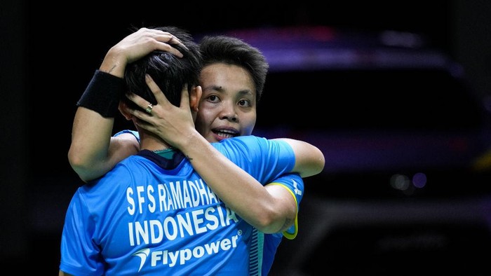 JAKARTA, INDONESIA - JUNE 11: Apriyani Rahayu (R) and Siti Fadia Silva Ramadhanti of Indonesia celebrate the victory in the Womens Doubles semi finals match against Pearly Tan and Thinaah Muralitharan of Malaysia on day five of the Daihatsu Indonesia Masters at Istora Senayan on June 11, 2022 in Jakarta, Indonesia. (Photo by Shi Tang/Getty Images)